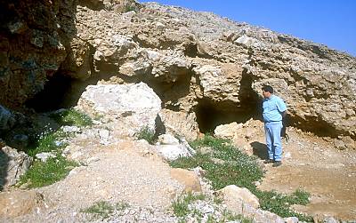 Qumran Cave 3, Copper Scroll found in right niche